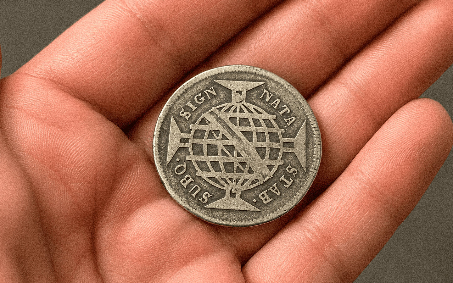 Menina de 10 anos publica estudo sobre moedas falsas do Brasil Colônia em revista científica