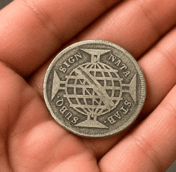 Menina de 10 anos publica estudo sobre moedas falsas do Brasil Colônia em revista científica