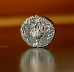 Menina de 11 anos encontra rara moeda de prata de 2 mil anos em Jerusalém