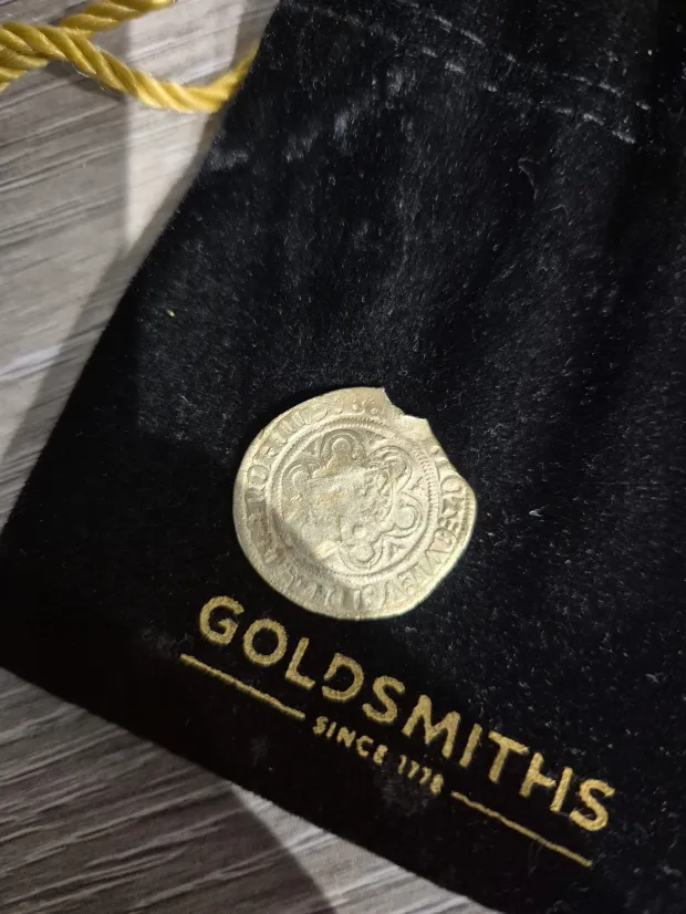 Homem Descobre Moeda de Ouro de 700 Anos no Quintal de Casa na Escócia