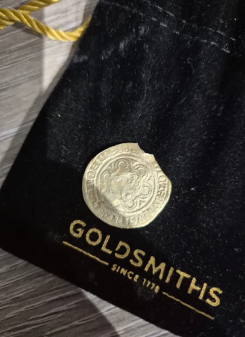 Homem Descobre Moeda de Ouro de 700 Anos no Quintal de Casa na Escócia