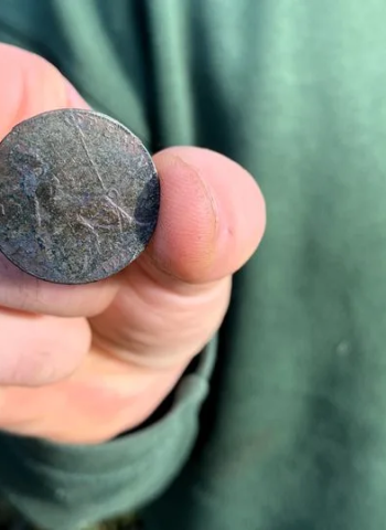 Trabalhadores encontram moeda centenária de 1924 em parque na Inglaterra