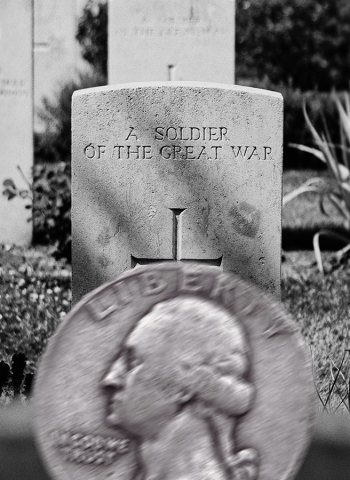 Por que as pessoas deixam moedas em túmulos nos Estados Unidos?