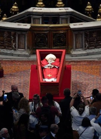 Moedas no caixão do Papa: origem e significado dos rituais finais no sepultamento do Papa Francisco