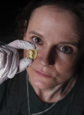Moeda de Ouro Romana de 2.000 Anos Descoberta na Escócia é Exibida ao Público