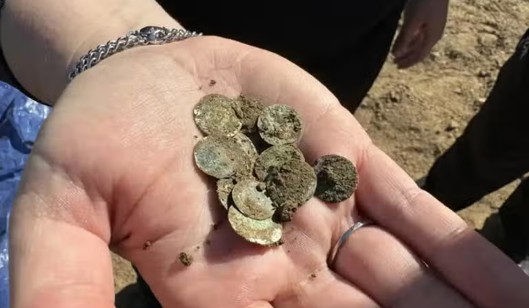 Mulher tropeça em tesouro medieval durante caminhada na República Tcheca