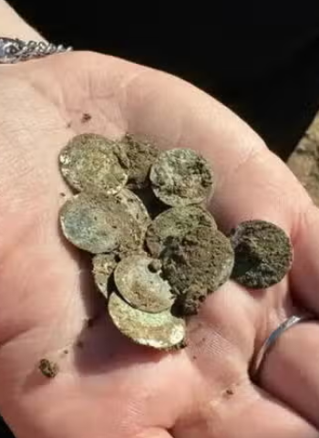 Mulher tropeça em tesouro medieval durante caminhada na República Tcheca