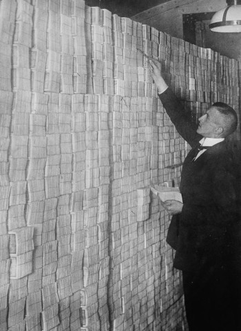 Dinheiro como Papel de Parede: a hiperinflação que colapsou a economia alemã após a Primeira Guerra