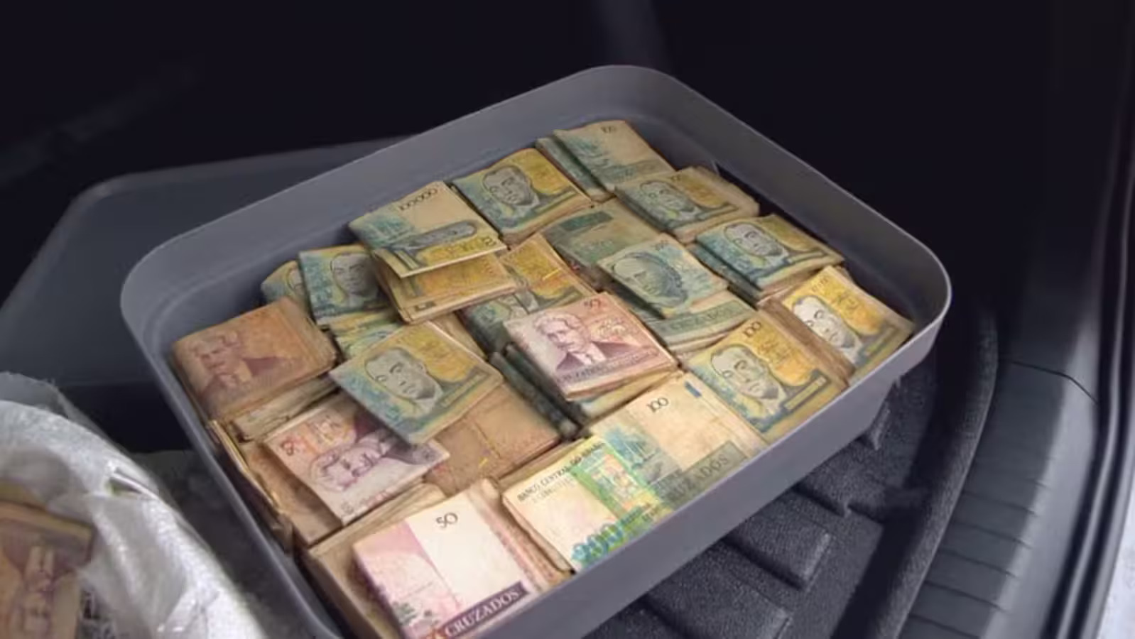 Achado em demolição expõe coleção de notas do período da hiperinflação