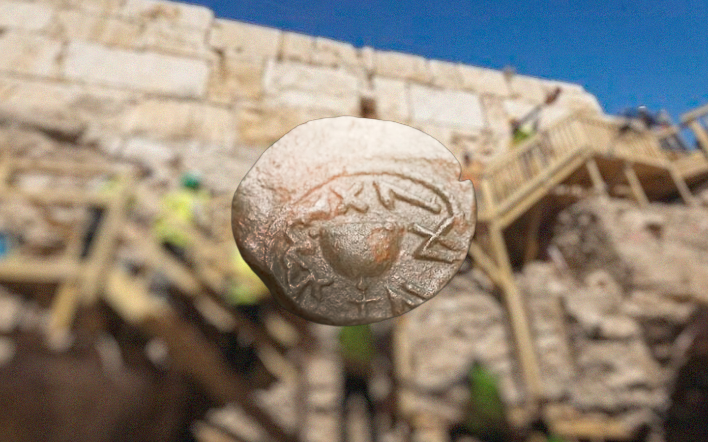 Moeda da “Redenção de Sião” foi encontrada em Jerusalém foi encontrada junto às ruínas próximas ao Monte do Templo