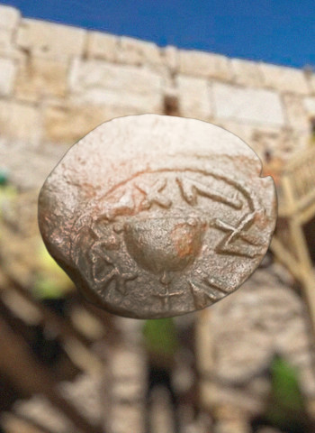 Moeda da “Redenção de Sião” foi encontrada em Jerusalém foi encontrada junto às ruínas próximas ao Monte do Templo