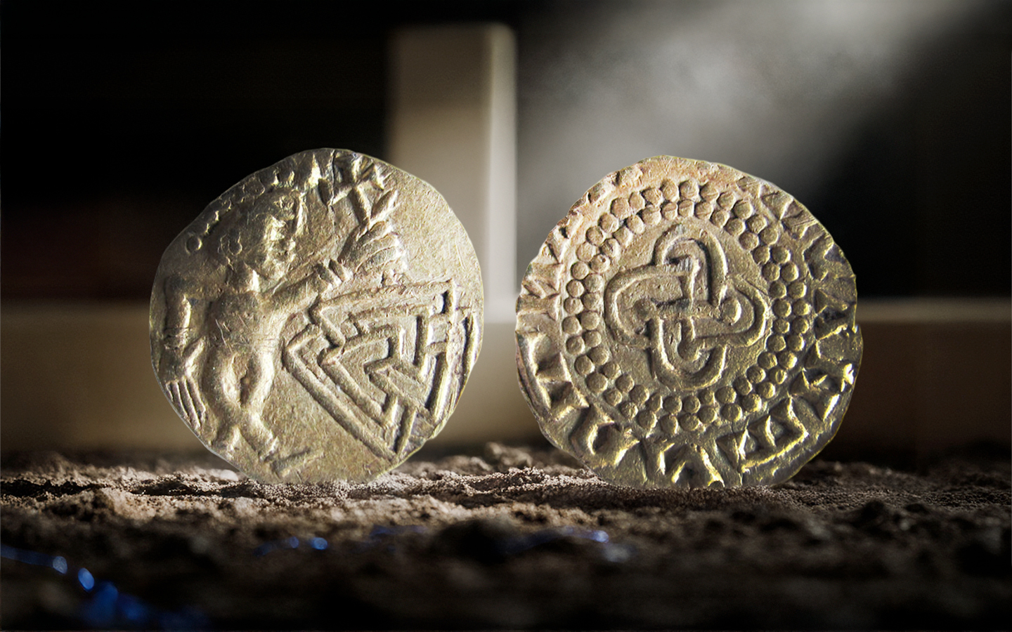 Moeda com símbolos cristãos e pagãos intriga arqueólogos na Inglaterra