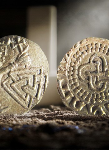 Moeda com símbolos cristãos e pagãos intriga arqueólogos na Inglaterra