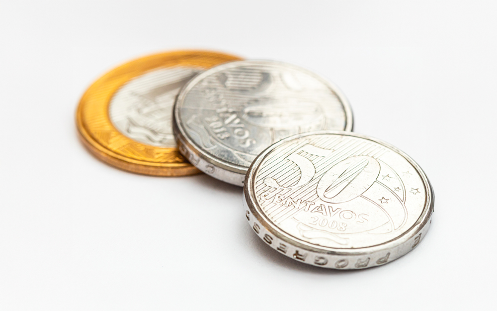 Por que o ímã não atrai algumas moedas de R$ 1 e R$ 0,50