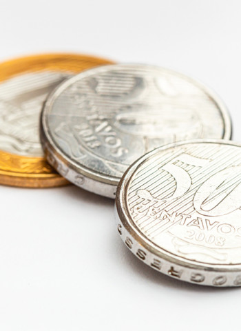 Por que o ímã não atrai algumas moedas de R$ 1 e R$ 0,50