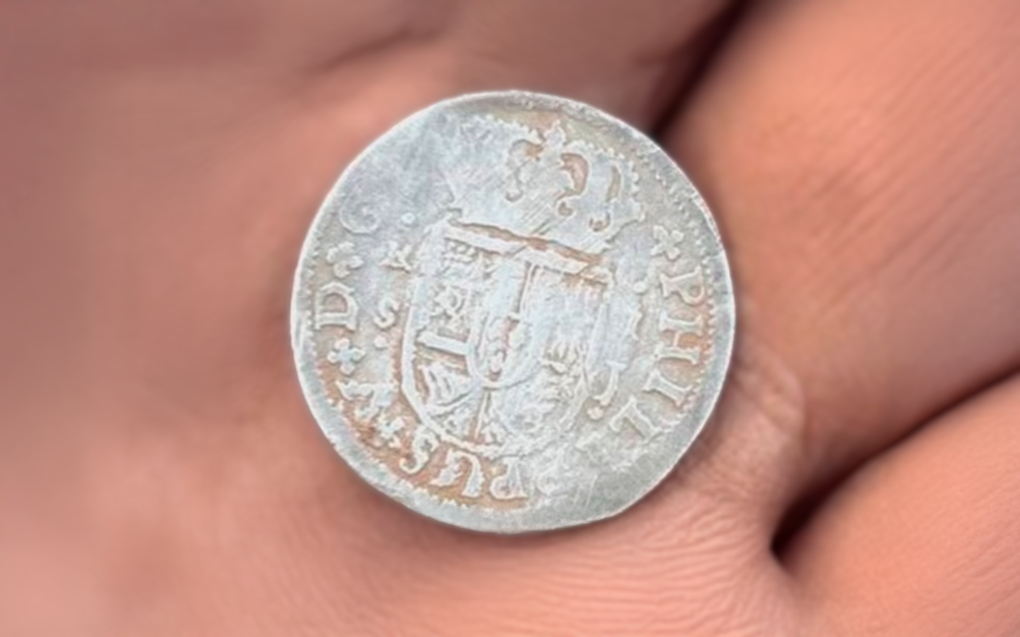 Moeda espanhola de 1721 é encontrada em praia da Nova Escócia