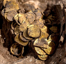 Moedas cortadas e ouro de reinos inimigos: o que revela o tesouro de 1.100 anos que foi achado em Israel