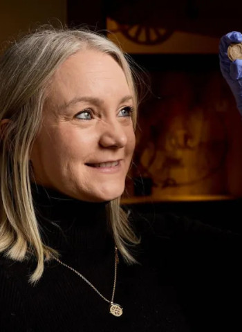 Moldes de moedas usadas para falsificações na Roma Antiga entram em exibição na Inglaterra