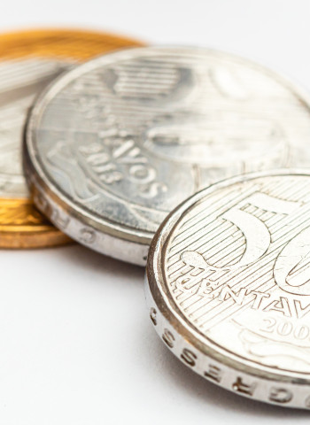 Por que algumas moedas não são atraídas pelo imã?