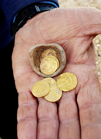 Tesouro de moedas de ouro de 1.200 anos é descoberto em Yavneh: novas imagens e vídeos exclusivos