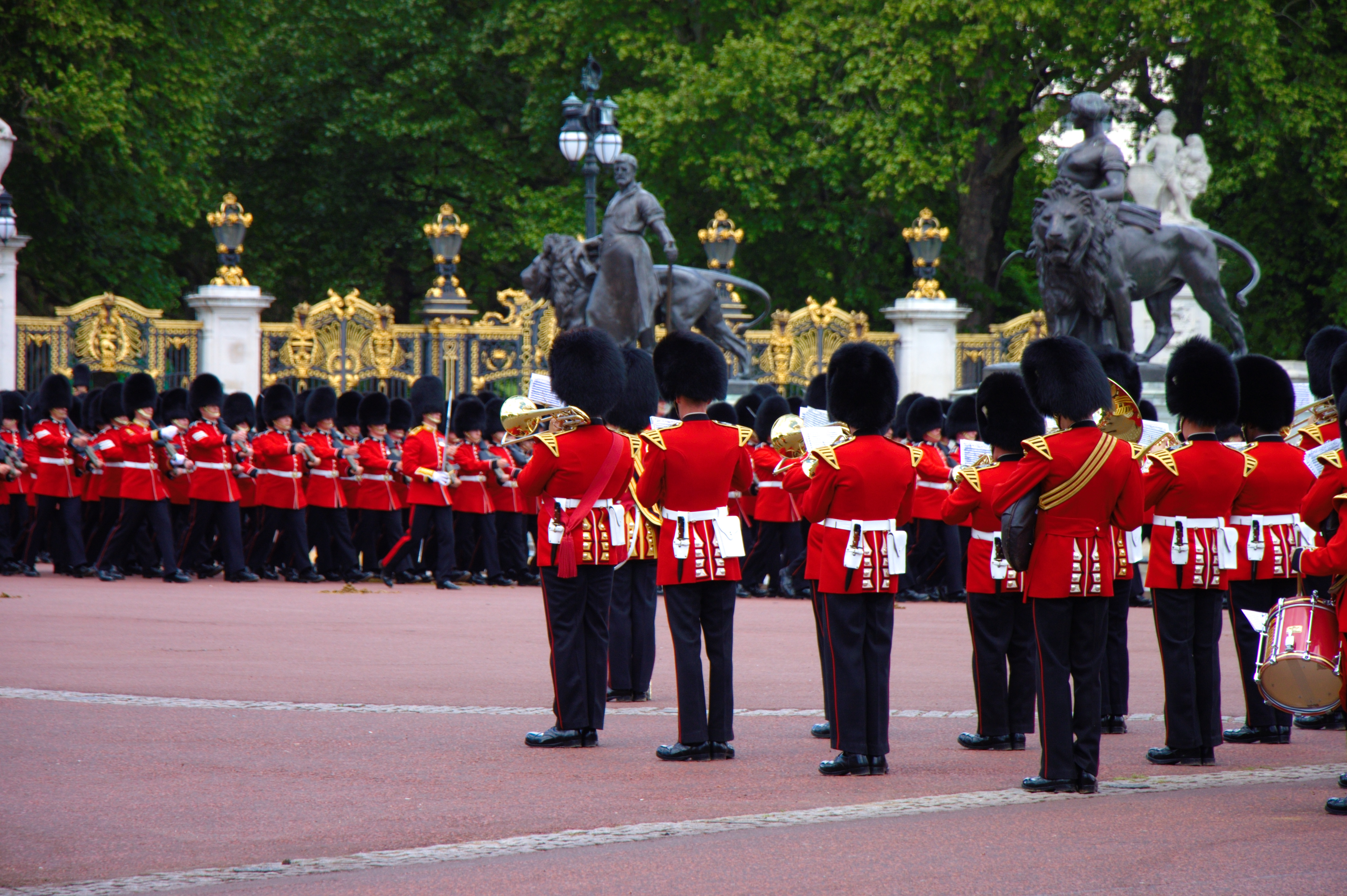 “God Save the Queen/King”: o lema que marcou moedas, cerimônias e protestos