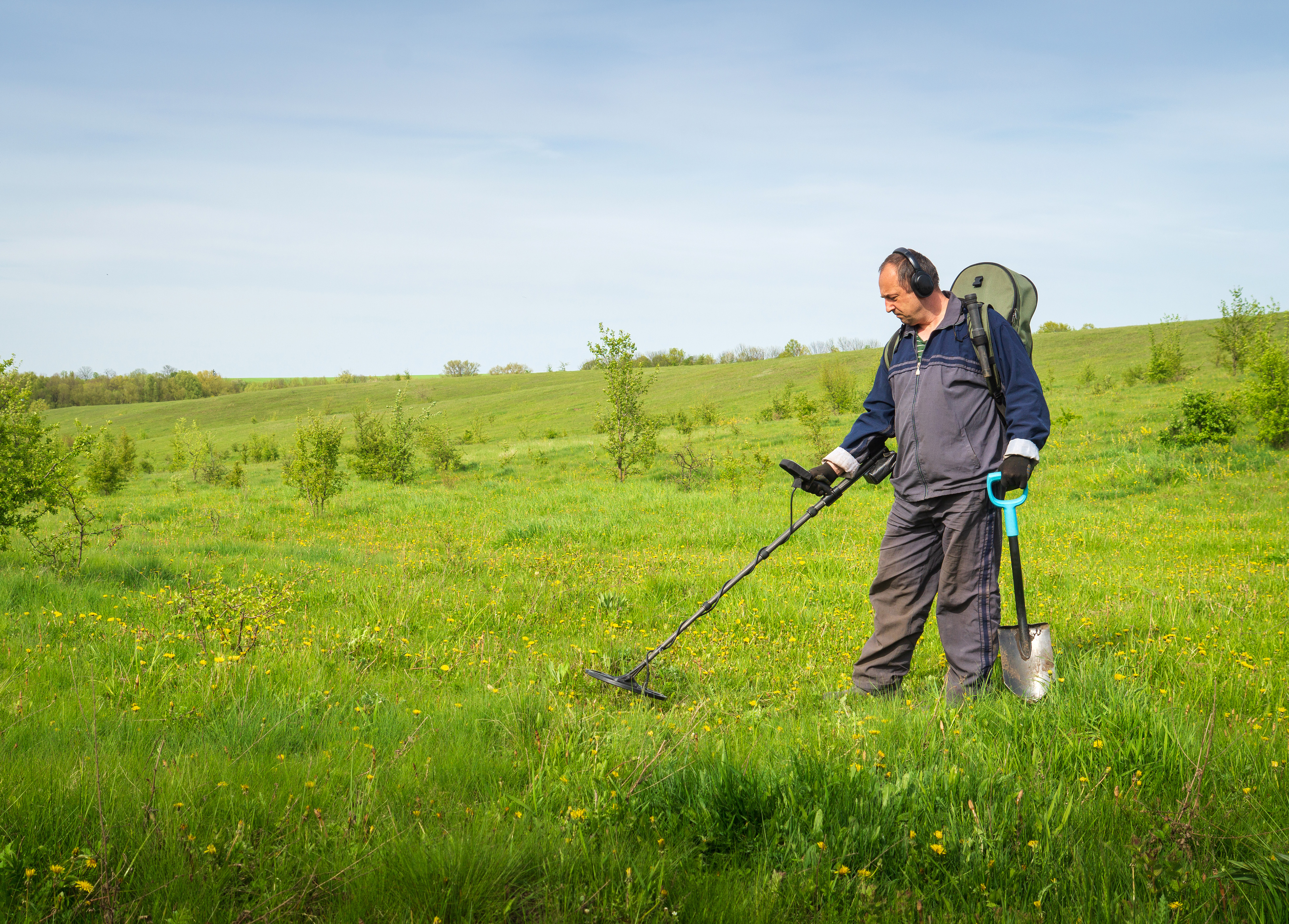 Detectorista amador encontra 1.469 moedas romanas de prata enterradas há dois mil anos