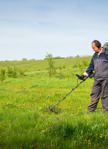 Detectorista amador encontra 1.469 moedas romanas de prata enterradas há dois mil anos