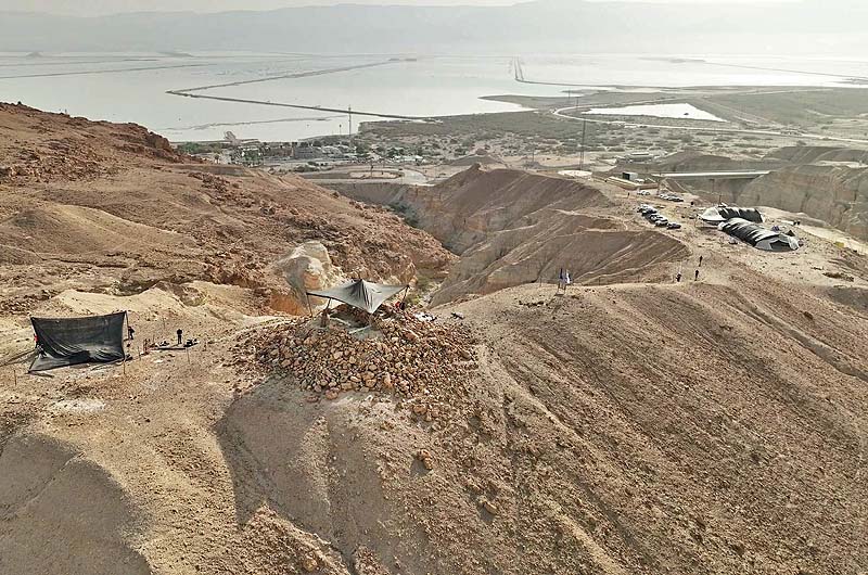 Pirâmide de 2.200 anos, moedas de bronze, papiros e armas antigas são descobertos no deserto da Judeia