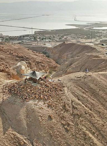 Pirâmide de 2.200 anos, moedas de bronze, papiros e armas antigas são descobertos no deserto da Judeia