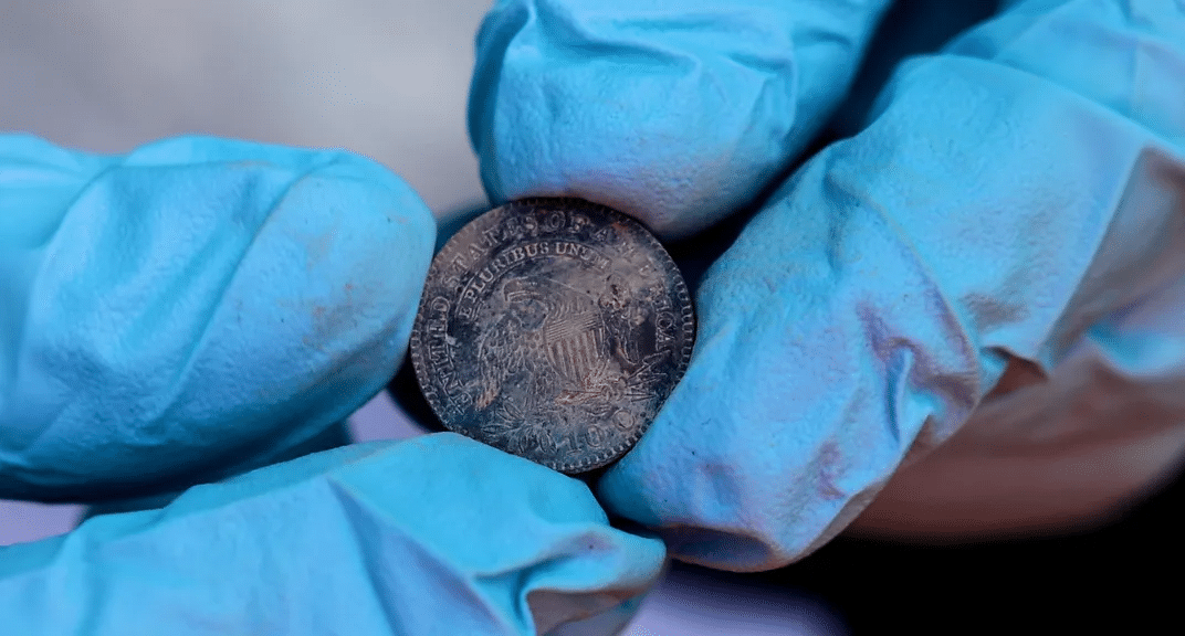 Tesouro escondido sob estátua: abriram cápsula do tempo de 200 anos em base militar nos EUA