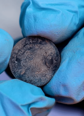 Tesouro escondido sob estátua: abriram cápsula do tempo de 200 anos em base militar nos EUA