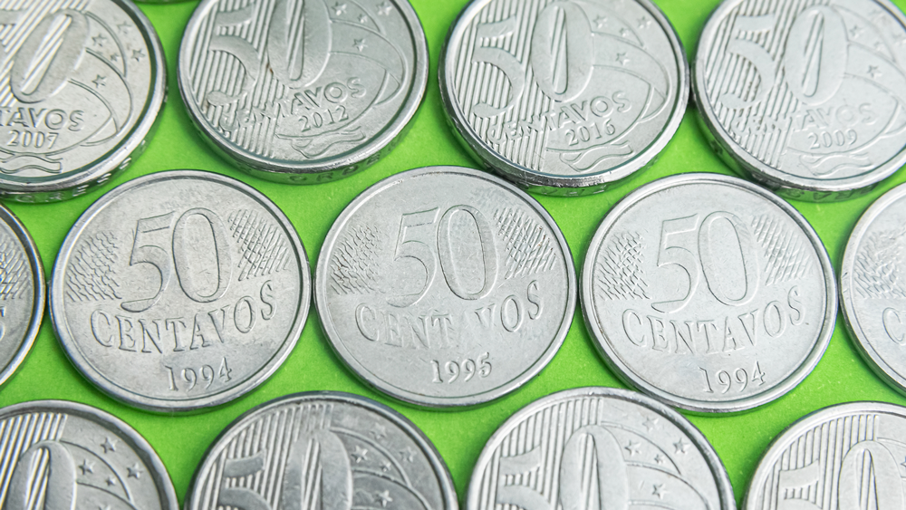 Por que algumas moedas do real não são atraídas por ímãs