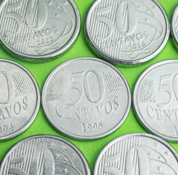 Por que algumas moedas do real não são atraídas por ímãs