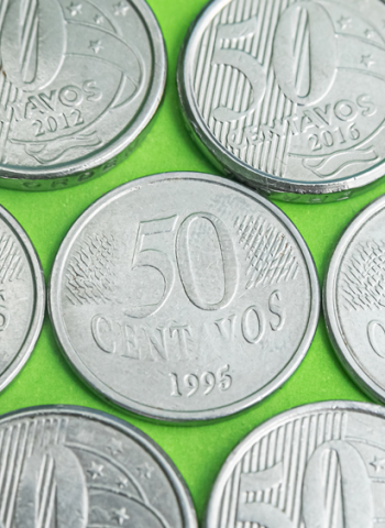 Por que algumas moedas do real não são atraídas por ímãs