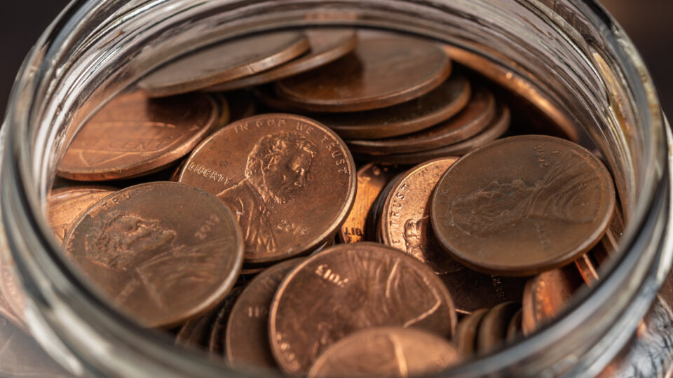 Com o fim da produção do centavo americano, varejistas nos EUA enfrentam problemas de troco e insegurança jurídica