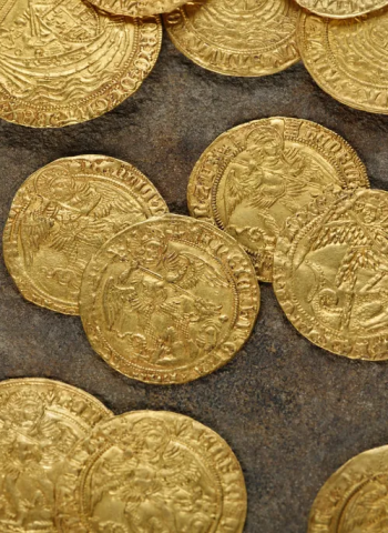 Tesouro Tudor descoberto em jardim inglês é vendido na Suíça após falha de museus britânicos