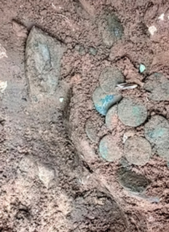 Detectoristas acham tesouro de 400 moedas romanas em campo no sul da Inglaterra