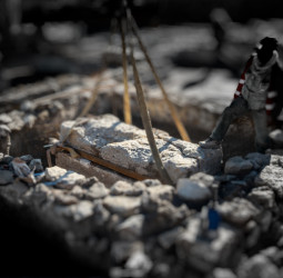 Sarcófago selado em Budapeste revela tesouro de 140 moedas romanas