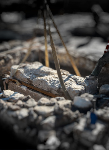 Sarcófago selado em Budapeste revela tesouro de 140 moedas romanas