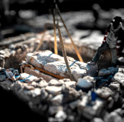 Sarcófago selado em Budapeste revela tesouro de 140 moedas romanas