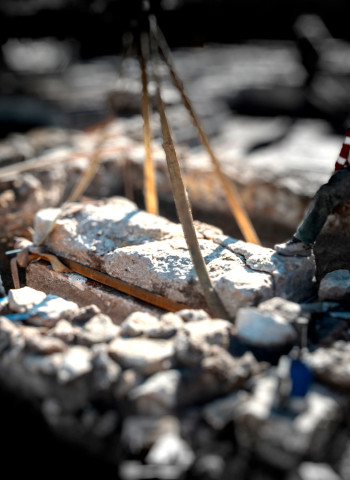 Sarcófago selado em Budapeste revela tesouro de 140 moedas romanas