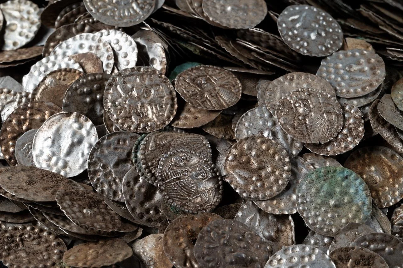 Tesouro medieval com até 20 mil moedas de prata é encontrado por acaso nos arredores de Estocolmo