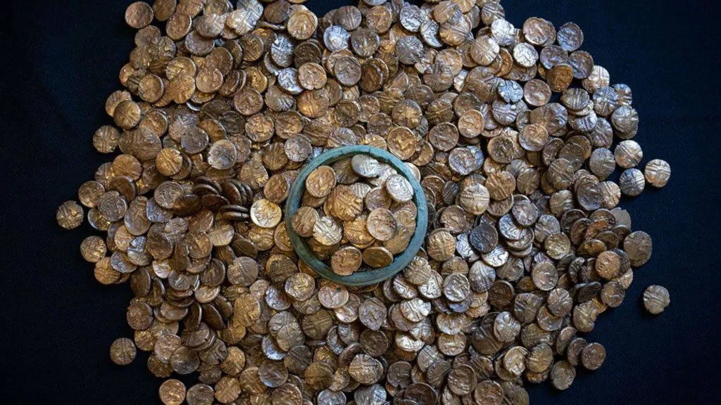 Maior tesouro de moedas de ouro da Idade do Ferro vai a museu no Reino Unido
