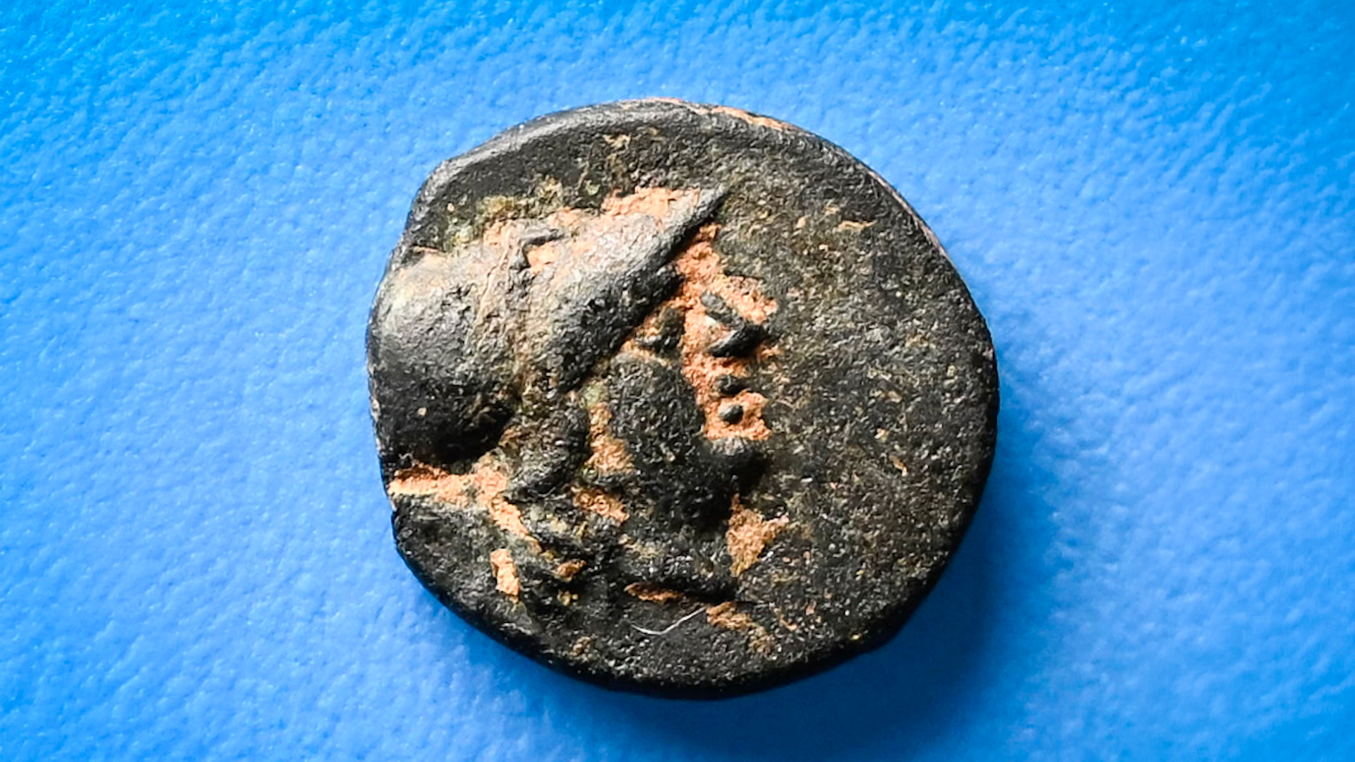 Adolescente encontra moeda grega de 2.300 anos em Berlim — e intriga arqueólogos