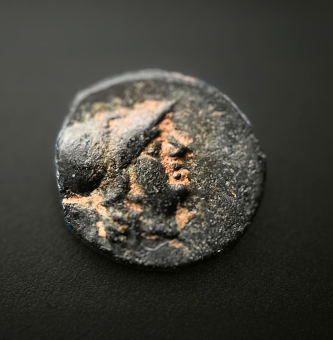 Adolescente encontra moeda grega antiga em rua de Berlim