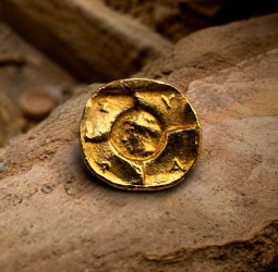 Moeda de ouro de Siracusa do século 5 a.C. é encontrada em túmulo na Sicília