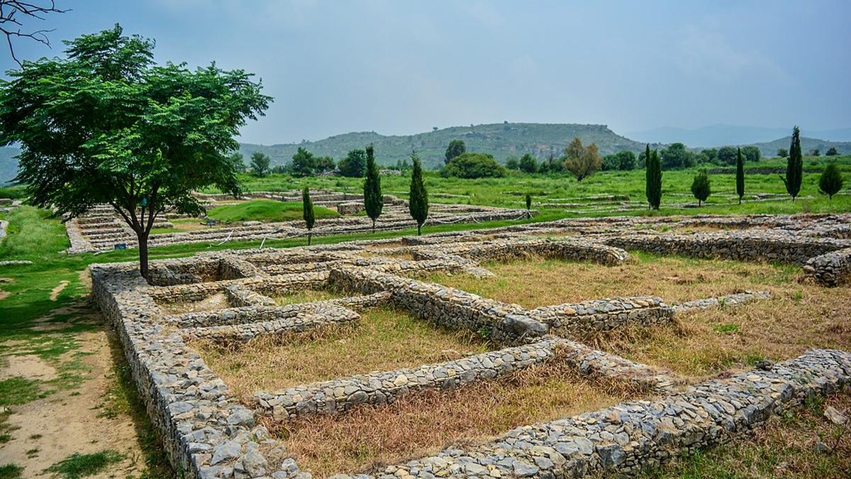 Descoberta em Taxila revela moedas de 2 mil anos do Império Kushan e evidências de pluralismo religioso