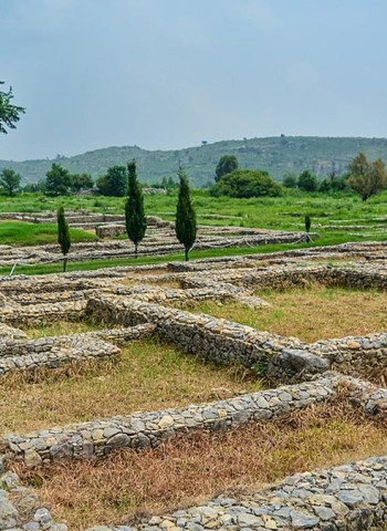 Descoberta em Taxila revela moedas de 2 mil anos do Império Kushan e evidências de pluralismo religioso