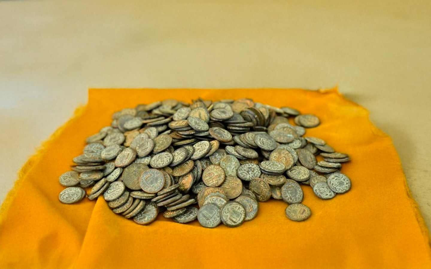Polícia apreende centenas de moedas antigas e falsas em Jerusalém Oriental