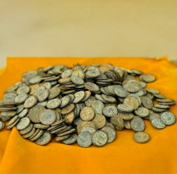 Polícia apreende centenas de moedas antigas e falsas em Jerusalém Oriental